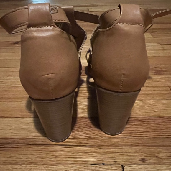 Crossover Heel in Camel - Picture 3 of 5
